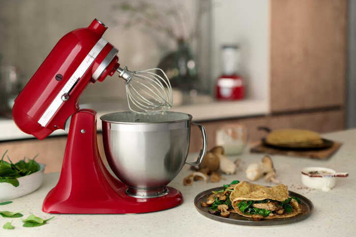 KitchenAid 5KSM185PSEER Empire Red product in use