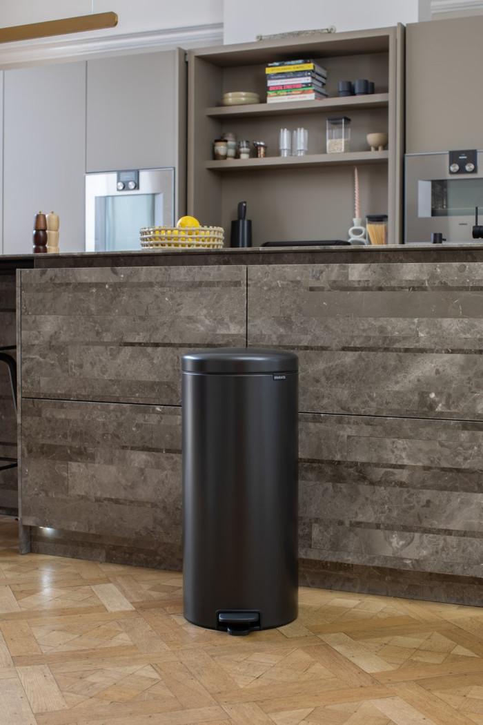 Brabantia NewIcon Pedaalemmer 30 Liter Confident Grey product in gebruik