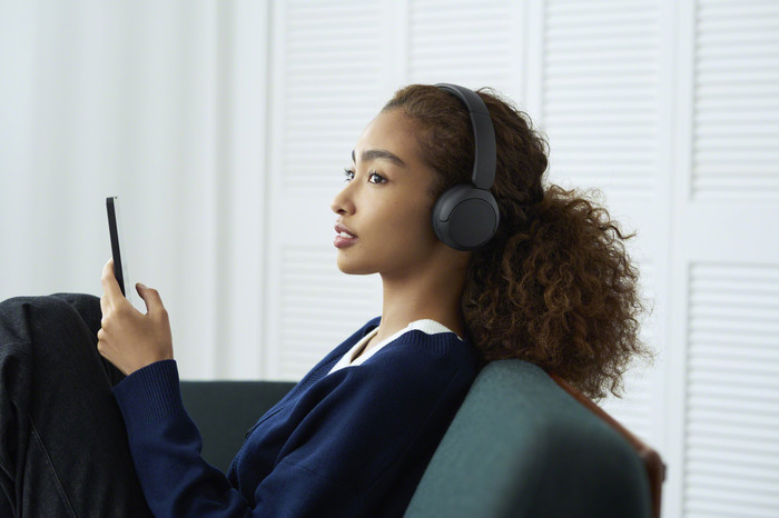 Sony WH-CH535 Zwart product in gebruik
