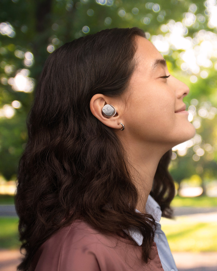 Sennheiser Momentum True Wireless 4 Wit product in gebruik