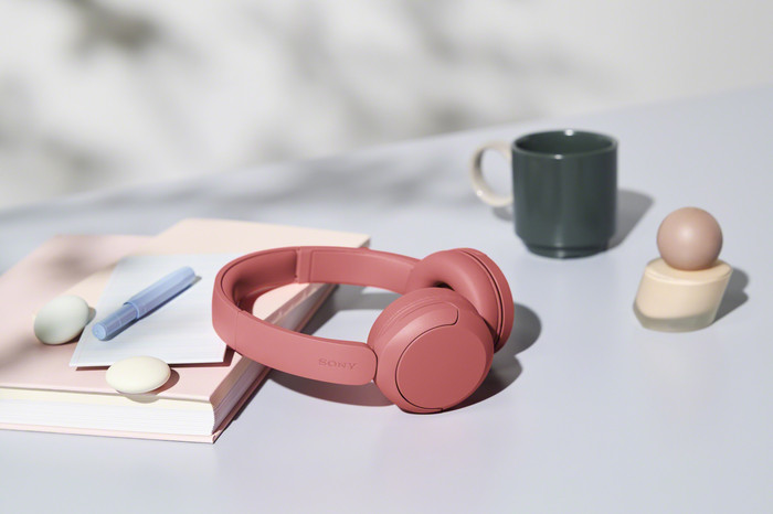 Sony WH-CH535 Rood product in gebruik