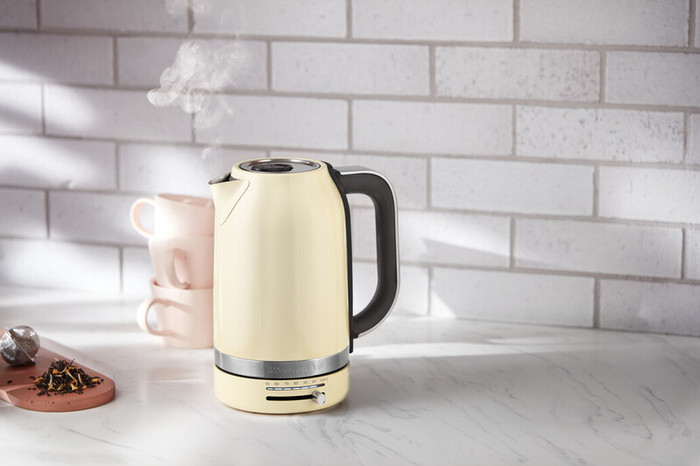 KitchenAid 5KEK1701EAC Almond Cream product in use