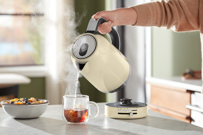 KitchenAid 5KEK1701EAC Almond Cream product in use