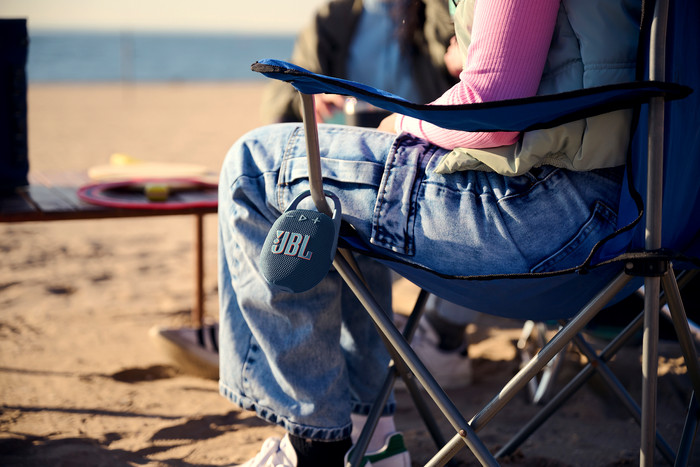 JBL Clip 5 Blue 2-pack product in use