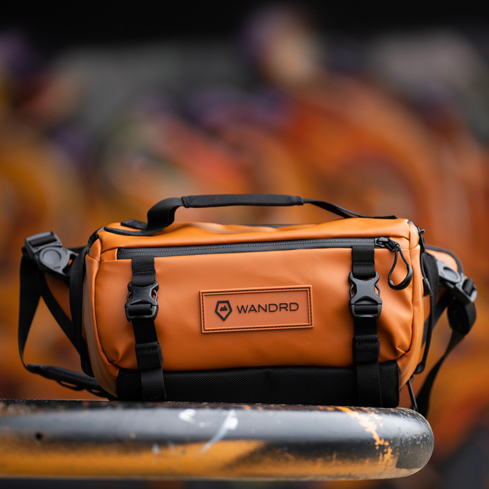 WANDRD Rogue Sling 6L Oranje product in gebruik