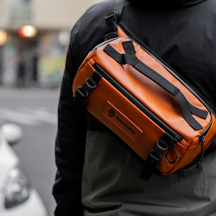 WANDRD Rogue Sling 6L Oranje product in gebruik