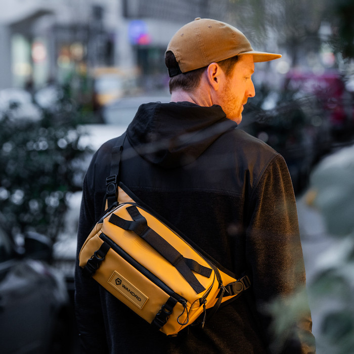 WANDRD Rogue Sling 6L Geel product in gebruik