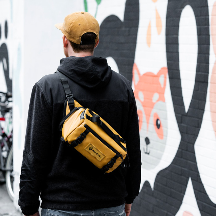 WANDRD Rogue Sling 6L Geel product in gebruik