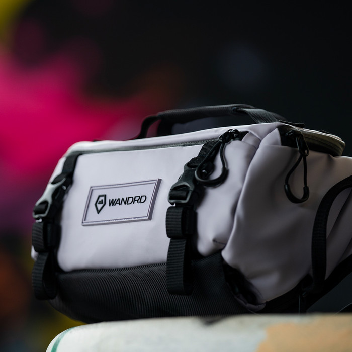 WANDRD Rogue Sling 6L Paars product in gebruik