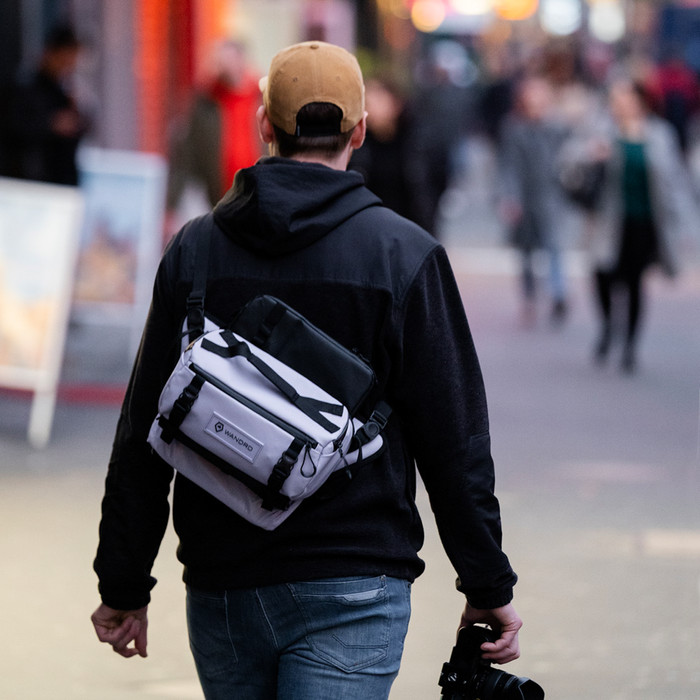 WANDRD Rogue Sling 6L Paars product in gebruik
