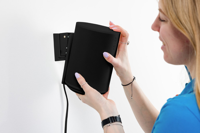 BlueBuilt Muurbeugel voor Sonos Era 100 Zwart product in gebruik