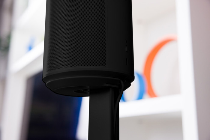 BlueBuilt Verstelbare Standaard voor Sonos Era 100 Zwart product in gebruik