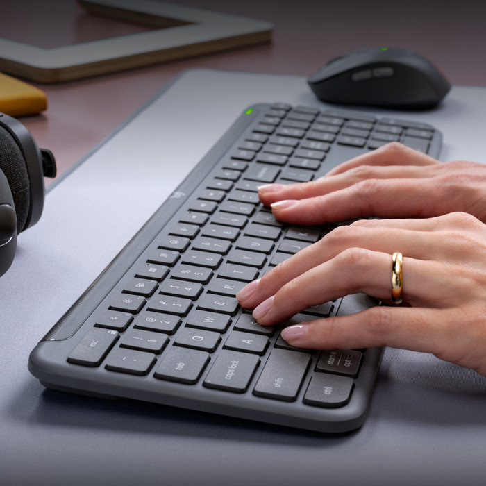 Logitech MK950 Signature Slim Wireless Keyboard and Mouse Combo AZERTY Black product in use