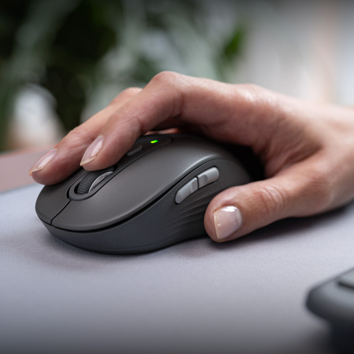 Logitech MK950 Signature Slim Wireless Keyboard and Mouse Combo AZERTY Black product in use