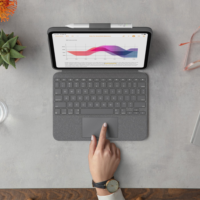 Logitech Combo Touch Apple iPad (2025/2022) Toetsenbord Hoes QWERTY product in gebruik