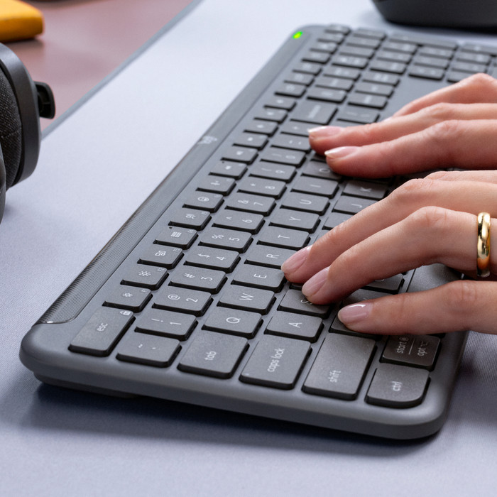 Logitech Signature Slim K950 Draadloos Toetsenbord Qwerty Zwart product in gebruik