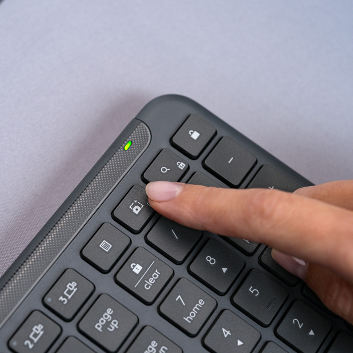Logitech Signature Slim K950 Draadloos Toetsenbord Qwerty Zwart product in gebruik