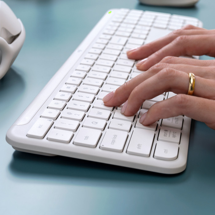 Logitech Signature Slim K950 Draadloos Toetsenbord Qwerty Wit product in gebruik