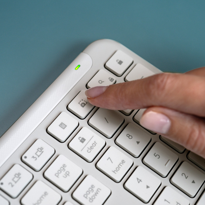 Logitech Signature Slim K950 Draadloos Toetsenbord Qwerty Wit product in gebruik