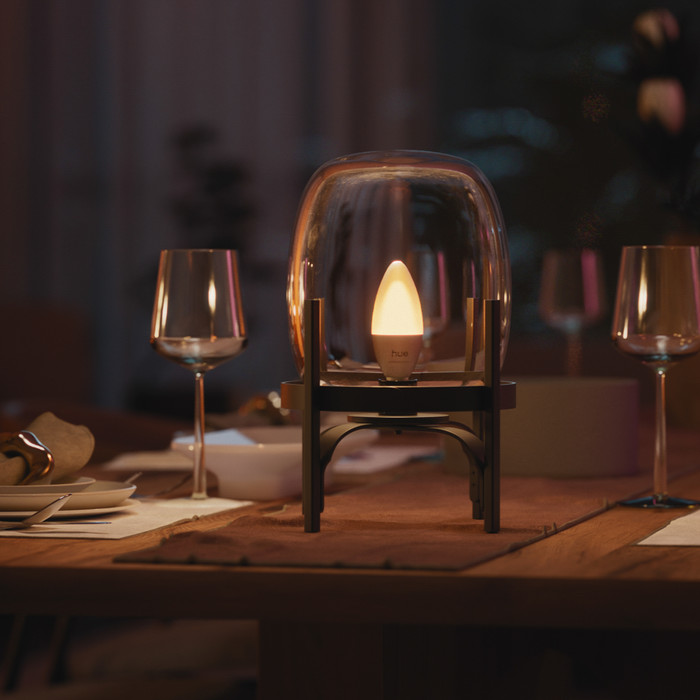 Philips Hue Kaarslamp White and Color E14 Duo Pack product in gebruik