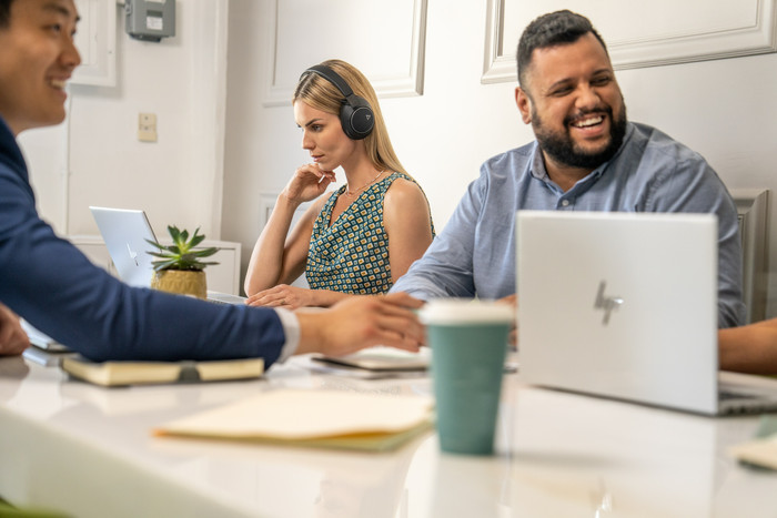 Poly Voyager Surround 80 UC Office Headset product in gebruik