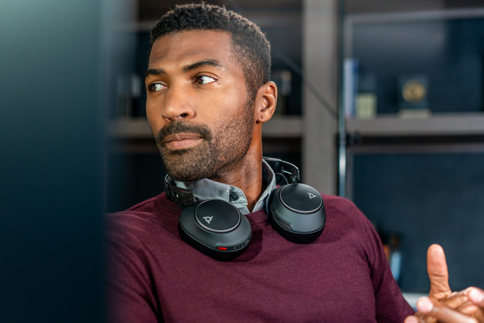 Poly Voyager Surround 80 UC Office Headset product in gebruik