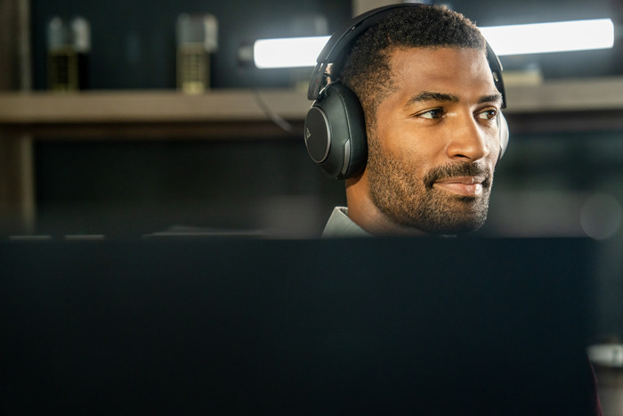 Poly Voyager Surround 80 UC Office Headset product in gebruik