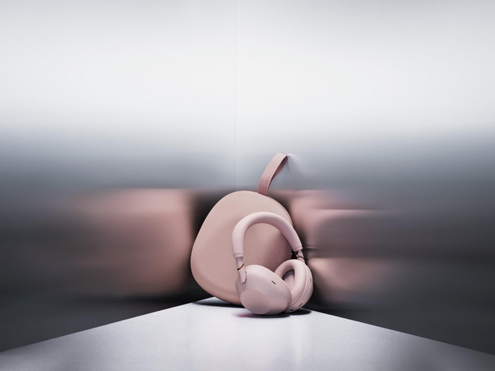 Sony WH-1000XM6 Sand Pink product in gebruik