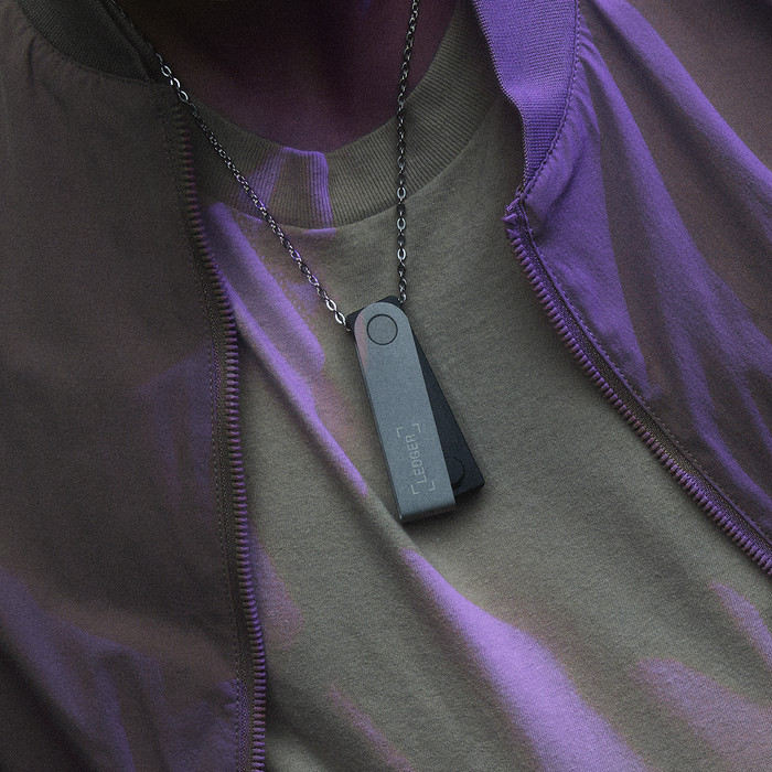 Ledger Nano S Plus Purple Amethyst product in gebruik