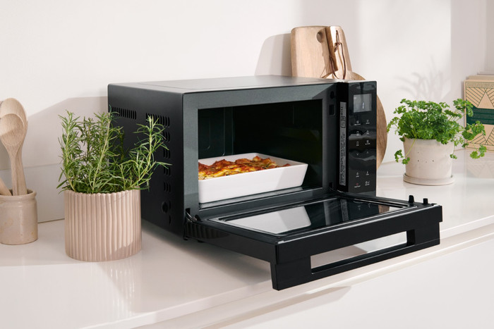 Panasonic NN-DF38PBEPG product in use