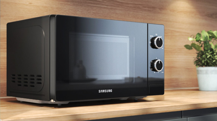 Samsung MG32DG4524CTE1 product in use