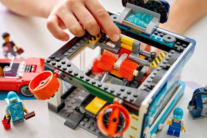 LEGO City Drive-Through Car Wash 60497 product in use