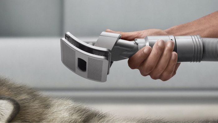 Dyson Pet Grooming Kit product in gebruik