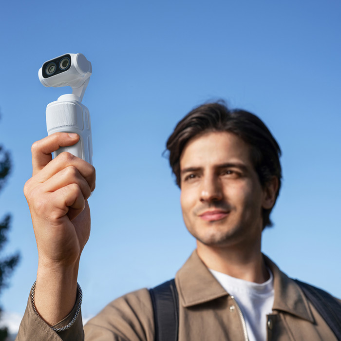 Insta360 Luna Ultra Sliding Protective Case Wit product in gebruik