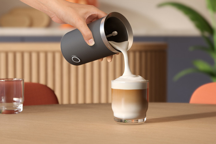 Philips Baristina Milchaufschäumer Schwarz produkt in gebrauch