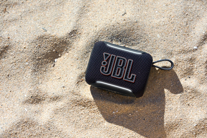 JBL Go 5 Black product in use