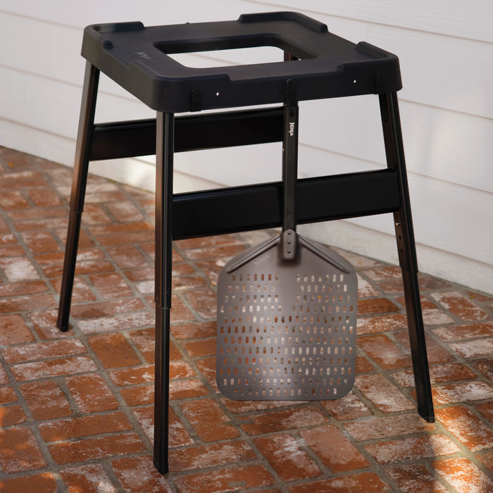 Ninja Woodfire Outdoor Grill OG701EU + Ninja Woodfire Standaard product in gebruik