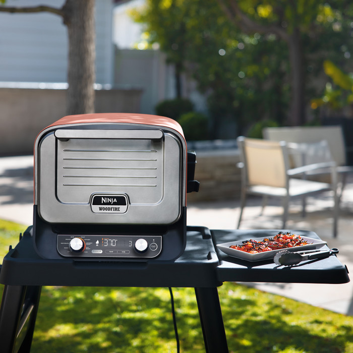 Ninja Woodfire Outdoor Grill OG701EU + Ninja Woodfire Standaard product in gebruik