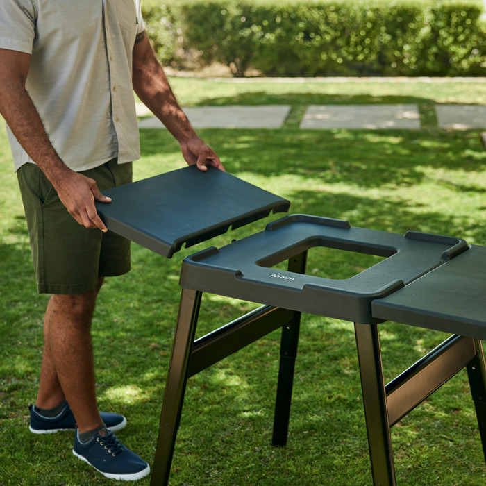 Ninja Woodfire Outdoor Grill OG701EU + Ninja Woodfire Standaard product in gebruik