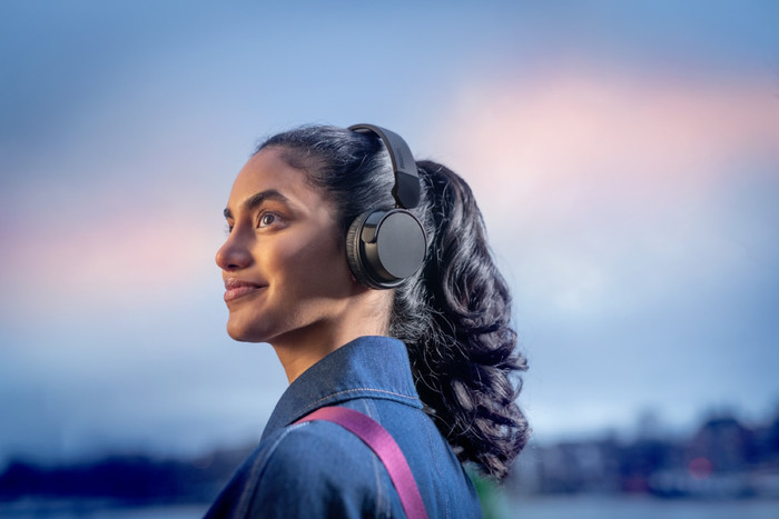 Philips TAH4209 Black product in use