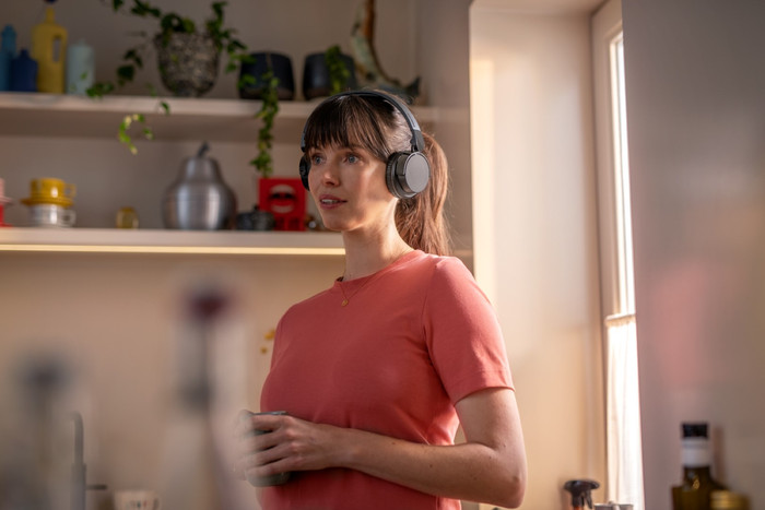 Philips TAH4209 Black product in use