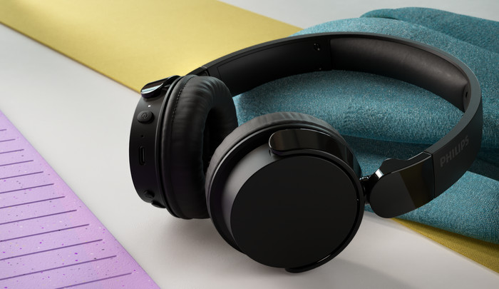 Philips TAH4209 Black product in use
