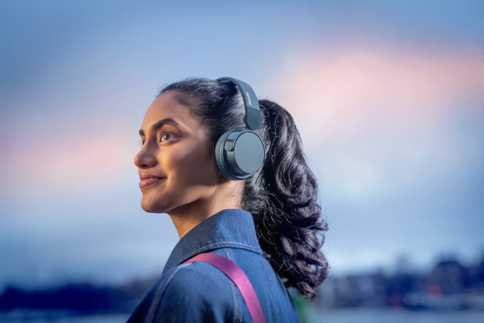 Philips TAH4209 Blue product in use