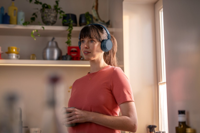 Philips TAH4209 Blue product in use