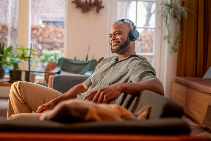 Philips TAH4209 Blue product in use