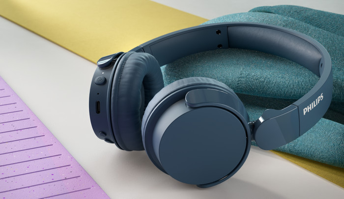 Philips TAH4209 Blue product in use