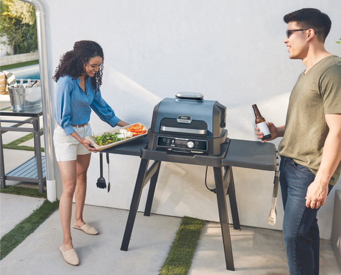 Ninja Woodfire Electric BBQ Grill and Smoker OG850EU product in use