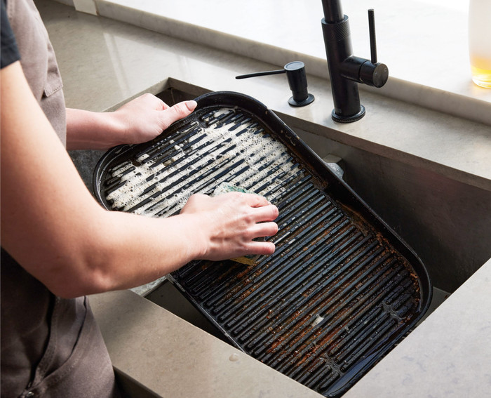 Ninja Woodfire Electric BBQ Grill and Smoker OG850EU product in use