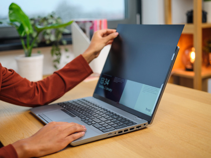 Trust Primo Privacy Filter voor 15,6 inch laptops product in gebruik
