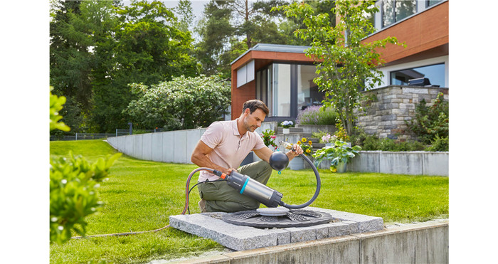 GARDENA Floating Suction Filter product in use